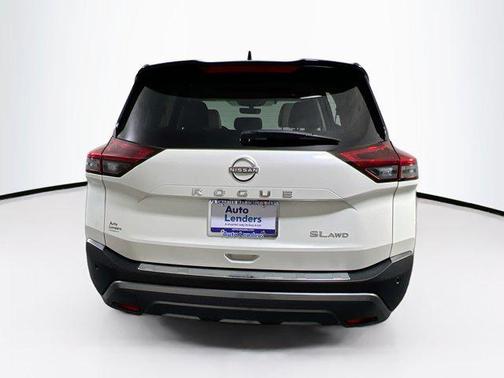 Pearl White Tricoat/Super Black 2022 Nissan Rogue SL