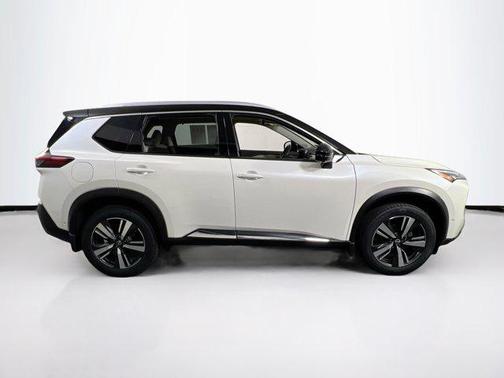 Pearl White Tricoat/Super Black 2022 Nissan Rogue SL