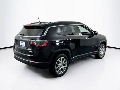 Diamond Black Crystal Pearlcoat 2022 Jeep Compass Latitude Lux