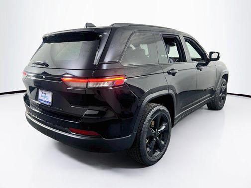 Diamond Black Crystal Pearlcoat 2023 Jeep Grand Cherokee Altitude