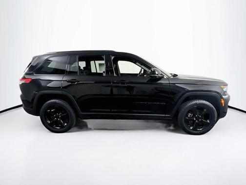Diamond Black Crystal Pearlcoat 2023 Jeep Grand Cherokee Altitude