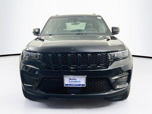 Diamond Black Crystal Pearlcoat 2023 Jeep Grand Cherokee Altitude