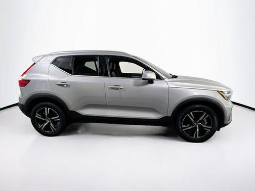 2023 Volvo XC40 B5 Plus Bright Theme