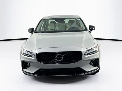 2022 Volvo S60 Recharge Plug-In Hybrid T8 R-Design Expression