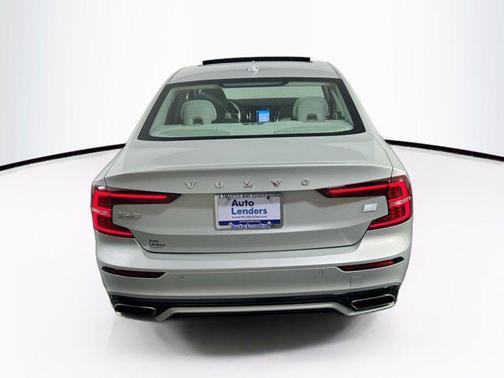 2022 Volvo S60 Recharge Plug-In Hybrid T8 R-Design Expression