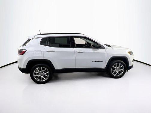 Bright White Clearcoat 2022 Jeep Compass Latitude Lux
