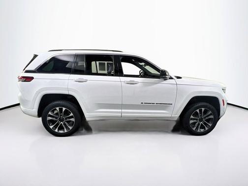 Bright White Clearcoat 2023 Jeep Grand Cherokee Overland