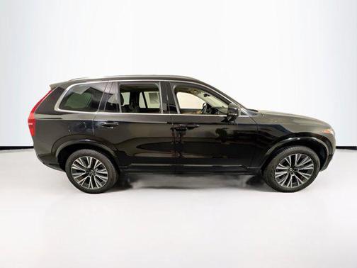 2022 Volvo XC90 T6 Momentum