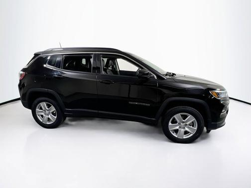 Diamond Black Crystal Pearlcoat 2022 Jeep Compass Latitude