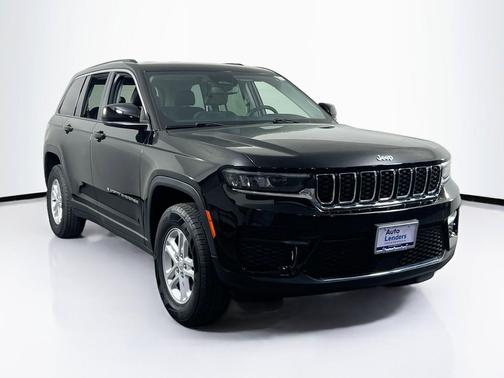 Diamond Black Crystal Pearlcoat 2023 Jeep Grand Cherokee Laredo