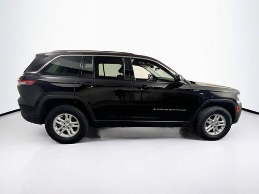 Diamond Black Crystal Pearlcoat 2023 Jeep Grand Cherokee Laredo