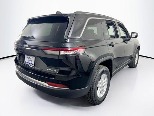 Diamond Black Crystal Pearlcoat 2023 Jeep Grand Cherokee Laredo
