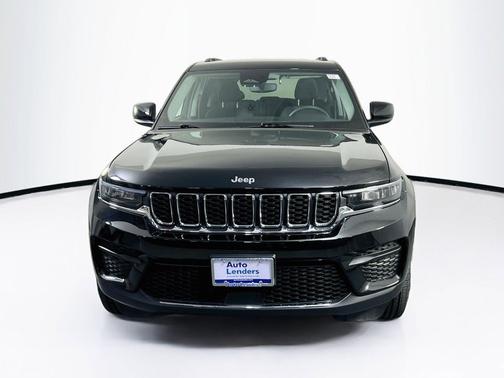 Diamond Black Crystal Pearlcoat 2023 Jeep Grand Cherokee Laredo