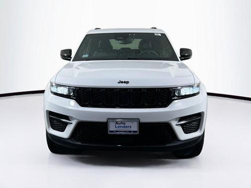 Bright White Clearcoat 2023 Jeep Grand Cherokee Altitude