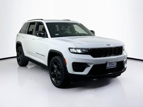 Bright White Clearcoat 2023 Jeep Grand Cherokee Altitude