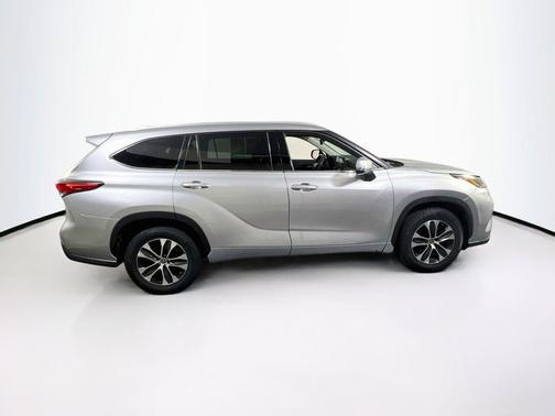 Celestial Silver Metallic 2022 Toyota Highlander XLE