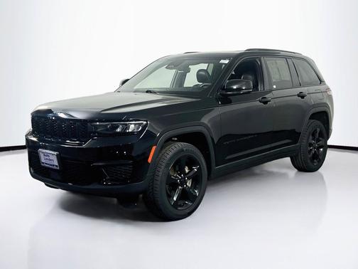 Diamond Black Crystal Pearlcoat 2023 Jeep Grand Cherokee Altitude