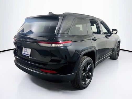 Diamond Black Crystal Pearlcoat 2023 Jeep Grand Cherokee Altitude
