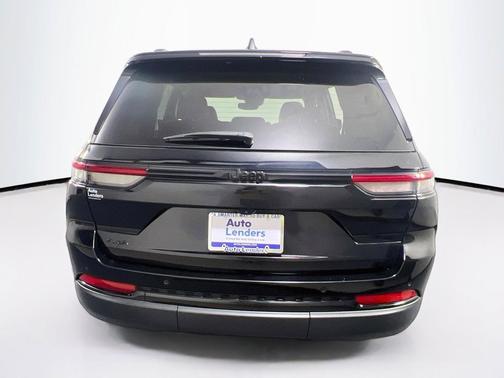 Diamond Black Crystal Pearlcoat 2023 Jeep Grand Cherokee Altitude