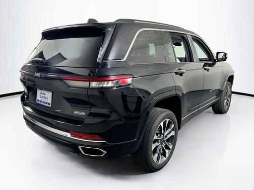 Diamond Black Crystal Pearlcoat 2023 Jeep Grand Cherokee Overland