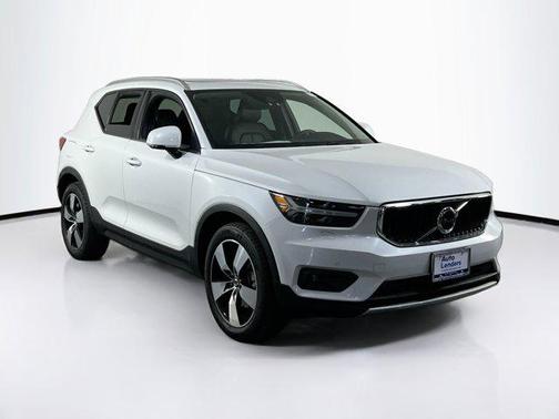2022 Volvo XC40 T5 Momentum