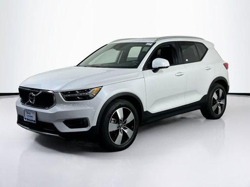 2022 Volvo XC40 T5 Momentum