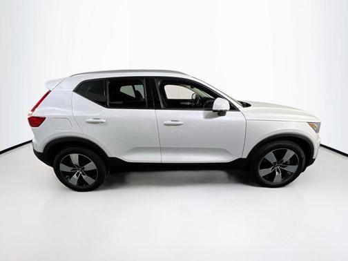 2022 Volvo XC40 T5 Momentum