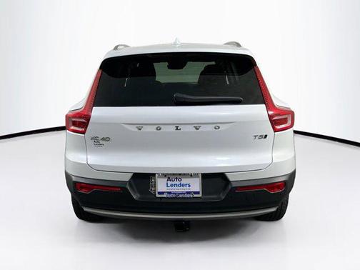 2022 Volvo XC40 T5 Momentum