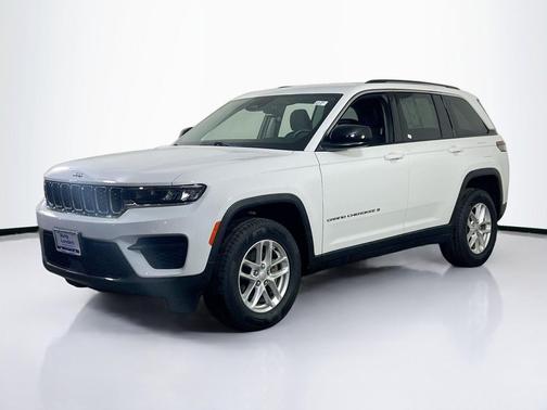 Bright White Clearcoat 2023 Jeep Grand Cherokee Laredo