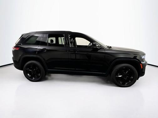 Diamond Black Crystal Pearlcoat 2023 Jeep Grand Cherokee Altitude
