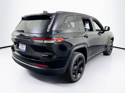 Diamond Black Crystal Pearlcoat 2023 Jeep Grand Cherokee Altitude