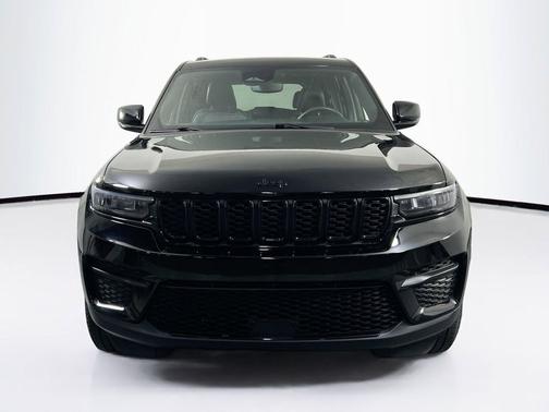 Diamond Black Crystal Pearlcoat 2023 Jeep Grand Cherokee Altitude