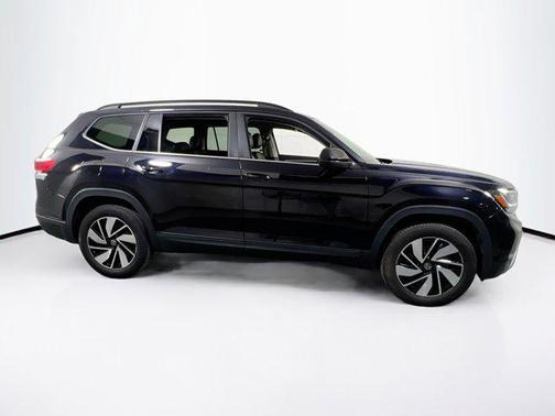 Deep Black Pearl 2022 Volkswagen Atlas 3.6L SE w/Technology