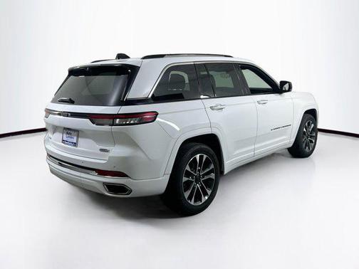 Bright White Clearcoat 2023 Jeep Grand Cherokee Overland