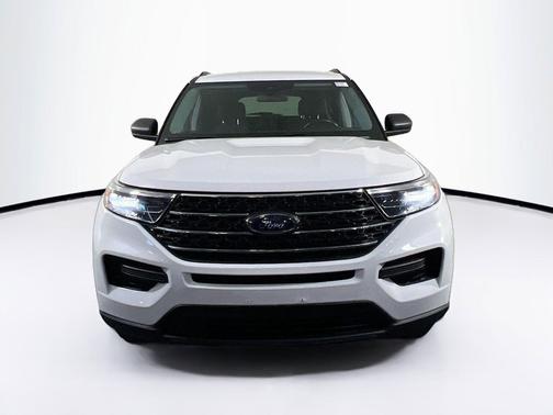 White 2022 Ford Explorer XLT