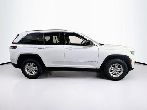 Bright White Clearcoat 2023 Jeep Grand Cherokee Laredo