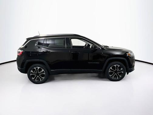 Diamond Black Crystal Pearlcoat 2022 Jeep Compass Limited