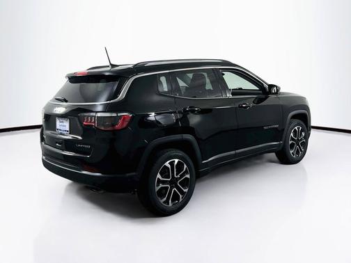 Diamond Black Crystal Pearlcoat 2022 Jeep Compass Limited