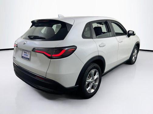 Platinum White Pearl 2023 Honda HR-V LX