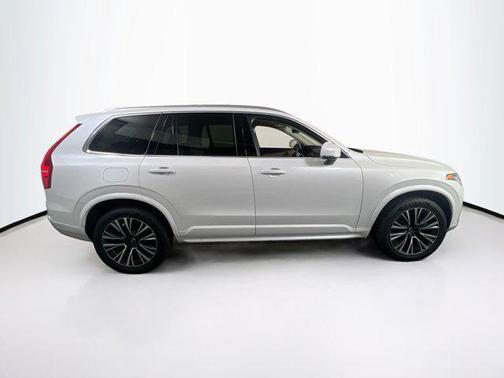2022 Volvo XC90 T6 Momentum