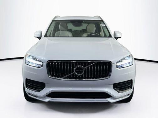 2022 Volvo XC90 T6 Momentum