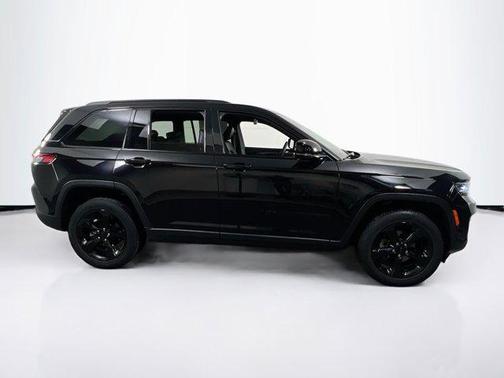 Diamond Black Crystal Pearlcoat 2023 Jeep Grand Cherokee Altitude