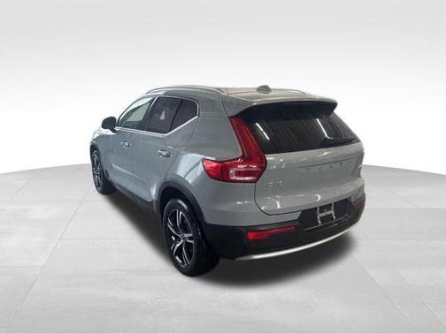 Cloud 9 White 2025 Volvo XC40 B5 Core Bright Theme