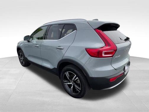 Cloud 9 White 2025 Volvo XC40 B5 Core Bright Theme