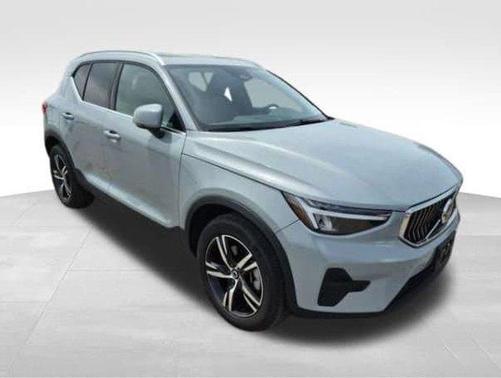 Cloud 9 White 2025 Volvo XC40 B5 Core Bright Theme