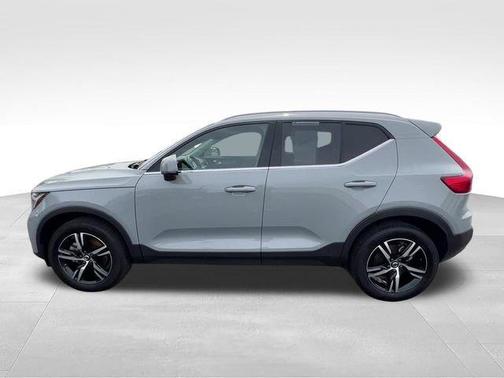 Cloud 9 White 2025 Volvo XC40 B5 Core Bright Theme