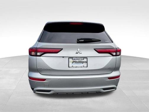 Alloy Silver Metallic 2022 Mitsubishi Outlander SE