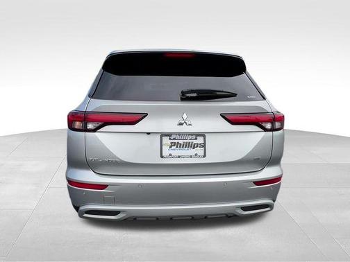 Alloy Silver Metallic 2022 Mitsubishi Outlander SE