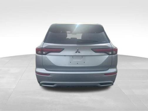 Alloy Silver Metallic 2022 Mitsubishi Outlander SE