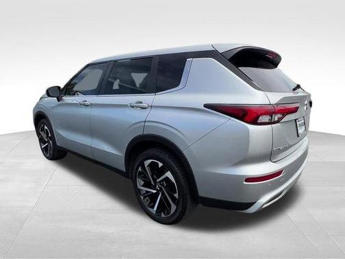 Alloy Silver Metallic 2022 Mitsubishi Outlander SE